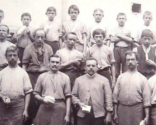 Das „teatro caprile“ greift die Geschichte der „Fabrikler“ auf.  Gemeindearchiv Nenzing