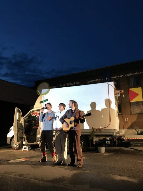 Das Theater Café Fuerte führte sein Stück vor den Sägenhallen auf. CampusVäre