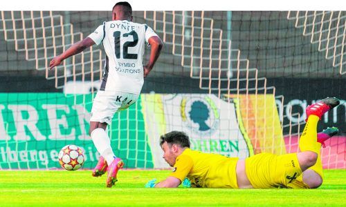 Der Bregenzer Reinaldo Batista Caetano umkurvt Bizau-Torhüter Lukas Hefel und schießt zum 3:0 für Schwarz-Weiß ein. VN-STiplovsek