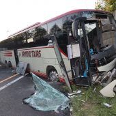 Reisebus verunglückt nach Überholmanöver: 16 Verletzte