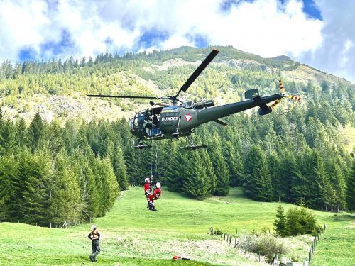 Der Einsatz wurde mit einem Hubschrauber des Bundesheers sowie dem Vorarlberger Polizeihubschrauber Libelle trainiert.  landesfeuerwehrverband