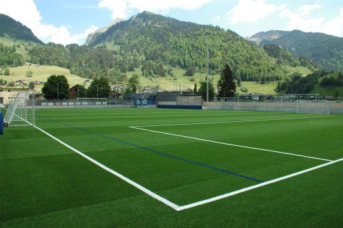 Der FC Au feiert die Eröffnung des neuen Kunstrasenplatzes. siha