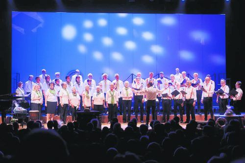 Der Gesangverein Harmonie Götzis und der Männerchor Mann o Mann nahmen mit auf eine musikalische Weltreise. Loacker