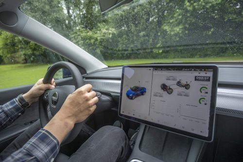 Der HyperHybrid von Obrist lädt in einem Tesla-Modell zur Probefahrt ein.  vn/Paulitsch