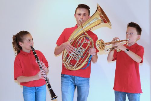 Der Musikverein lädt zu einem bunten Nachmittag, bei dem der Nachwuchs die verschiedensten Instrumente einer Blasmusik kennenlernen kann.  jugend@mv-satteins.at