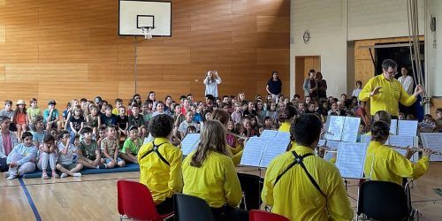 Der Turnsaal der Volksschule Leopold wurde kurzerhand zur Konzertbühne. cth (3)