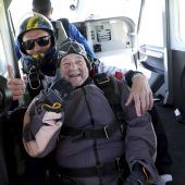 103-jährige Schwedin stellt mit Fallschirmsprung Weltrekord auf