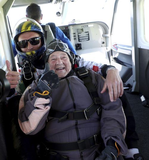 Die 103-jährige Rut Larsson und Joackim Johansson vor dem Sprung.  ap