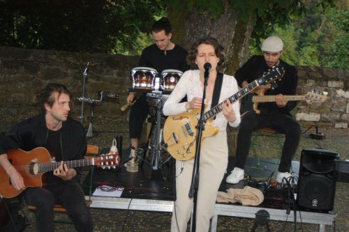 Die Altacherin Nnella und ihre Band wussten das Publikum zu überzeugen und spielten Lieder aus ihrem aktuellen Album „Dear beloved Asshole“. VN/TK