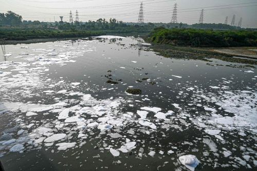 Die Aufnahme zeigt das Ausmaß der Verschmutzung des Yamuna Flusses in der indischen Hauptstadt Neu-Delhi. AFP