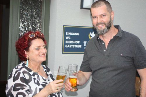 Die ehemalige Wirtin Rita Brenner stieß mit Neo-Wirt Alexander Milojevic an.