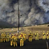 Waldbrand treibt Tausende in die Flucht