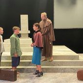 Porträt einer starken Frau auf Theaterbühne