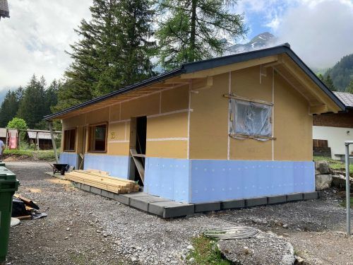 Die Hülle des neuen „Lädeles“ steht bereits, derzeit wird noch intensiv am Innenausbau gearbeitet. EM