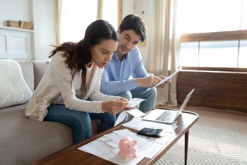 Die Hürde für junge Paare, eine Eigentumswohnung zu kaufen, wird ab 1. Juli 2022 höher. shutterstock
