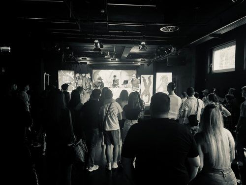 Die im Rahmen des Workshops gestalteten Graffiti-Leinwände dienten abends als Bühnendekoration beim Hip-Hop Jam. OJA Feldkirch