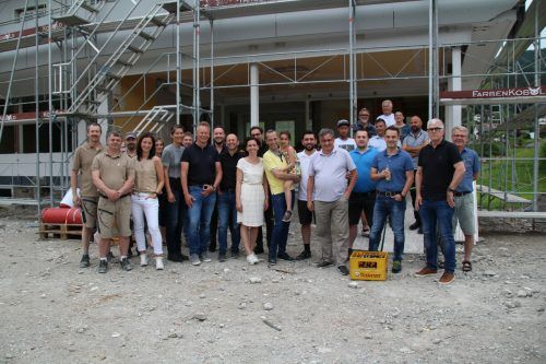 Die Initiatoren und Bauherren luden zur traditionellen Firstfeier. HE