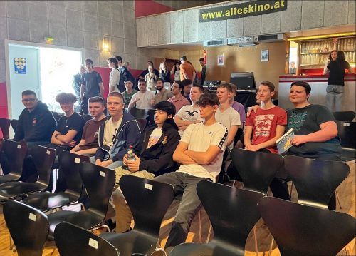 Die Jugendlichen verfolgen die Vorträge im Alten Kino in Rankweil. cth (2)
