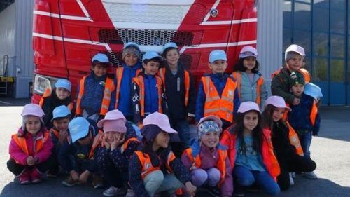 Die Kinder besuchten das Transport- und Logistikunternehmen Vögel.  campus bludesch