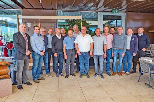 Die langjährigen Mitglieder mit dem Zunft-Vorstand und den Blumenegg-Bürgermeistern. tm-h