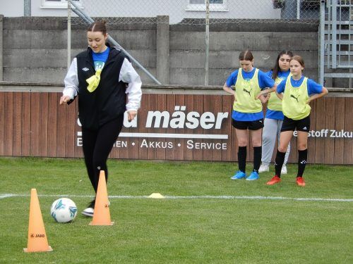 Die Mädchen zeigten sich auf Anhieb geschickt am Ball.