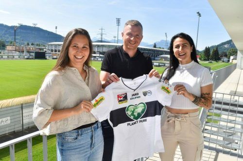 Die Nationalspielerinnen Sabrina Horvat (Österreich/links) und Francesca Calò (Schweiz) mit Tobias Thies, Sportchef des Altacher Frauenteams.