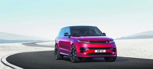 Die neue Generation des Range Rover Sport ist ab sofort zu Preisen ab 101.042 Euro bestellbar. Die Auslieferung startet im September. Das 4,95 Meter lange SUV mit hoher Offroad-Kompetenz orientiert sich äußerlich mit seiner glatten Karosserie am größeren Range Rover und setzt innen stark auf Multimedia sowie Vernetzung. Das Antriebsprogramm umfasst neben Dieseln und Benzinern zwei Plug-in-Hybride mit bis zu 510 PS.