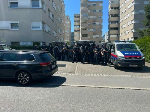 Die Polizei rückte mit sämtlichen ihrer Einsatzkräfte zum Vorfallsort an der Mariahilfstraße an. vol.at/pletsch