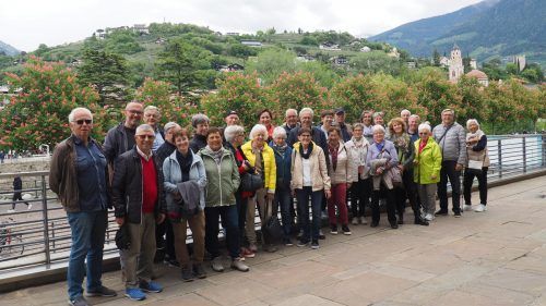 Die Reisegruppe des Seniorenbundes Sulz-Röthis-Viktorsbergs auf der Promenade in Meran.  Baur