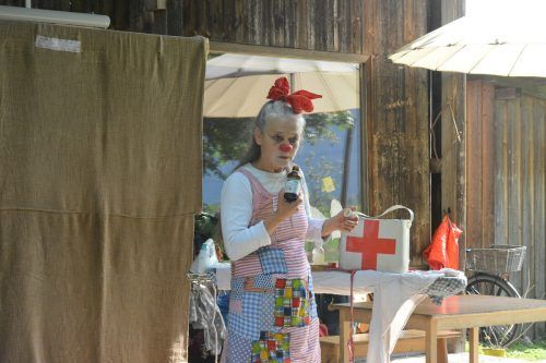 Die Riedfüchse fanden Blombiene lustig und mussten oft herzhaft über ihre Tollpatschigkeit lachen.