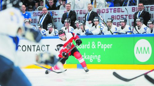 Die Spielerbank von Finnland schaut mit Interesse Kilian Zündel bei der Arbeit zu. gepa