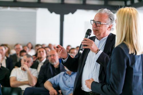 Die Teilnehmenden nutzten die Möglichkeit zur Diskussion mit dem Podium. VLK/Bernd Hofmeister