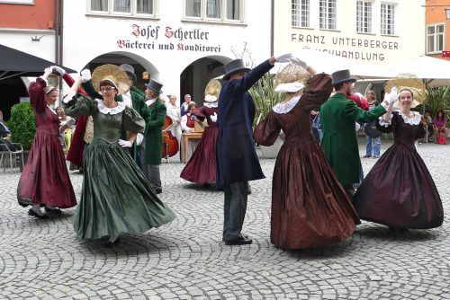 Die Trachtengruppe Feldkirch lädt zum Auftanz in der Feldkircher Innenstadt. Tg Feldkirch