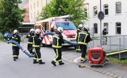 Die Tragkraftspritze wird einsatzbereit gemacht. AJK/5