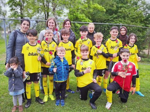 Die U11-Mannschaft des FC Höchst gemeinsam mit ihren Müttern, die stets ihre Jungs unterstützen. FC Höchst