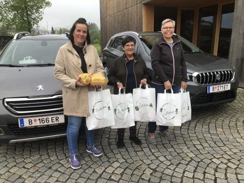 Die Vorstandsmitglieder Elke Geiger, Regina Forster und Doris Fink verteilten die Taschen. me
