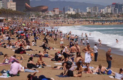 Ein Bild wie vor der Pandemie: Sonnenanbeter am Strand von Barcelona. Reuters