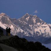 Bergsteiger suchen sichere Route auf den Mount Everest