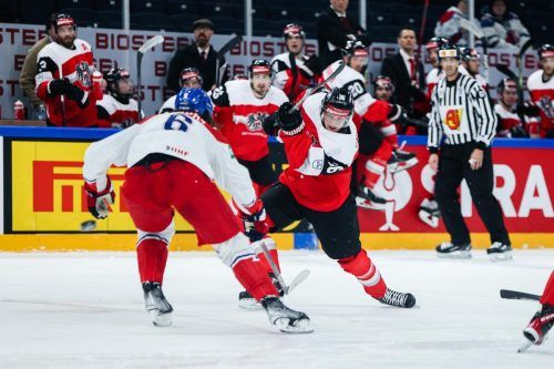 Eine bessere Premiere gibt es nicht. Simeon Schwinger, der hier den Abschluss sucht, gewann mit dem ÖEHV-Team in seinem ersten WM-Spiel gegen Tschechien. gepa