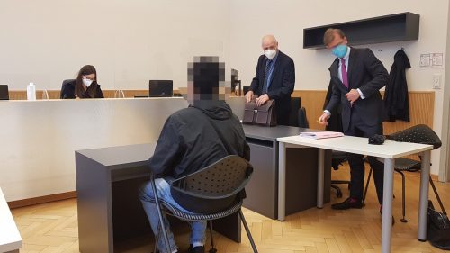 Einer der beiden Angeklagten vor Richterin Sabrina Tagwercher. eckert