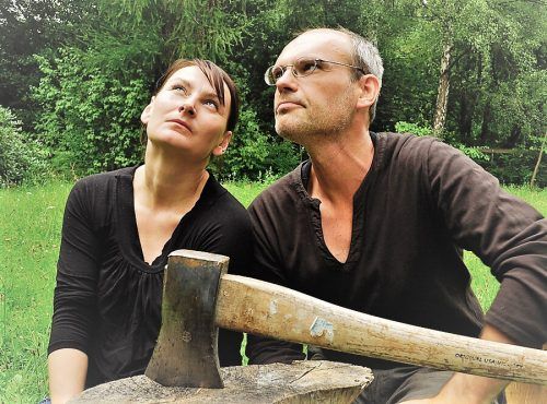 „Eisenhans“: Andrea Post erzählt die mysteriöse Geschichte, Dirk Hessel begleitet musikalisch. HOMUNCULUS