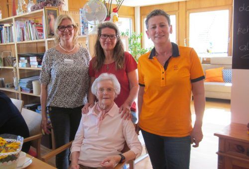 Emma Wagner aus Tschagguns feierte Anfang Mai ihren 100. Geburstag. Die Mitarbeiter des Mobilen Hilfsdienstes durften mit ihr eine tolle Geburtstagsfeier erleben. MOHI