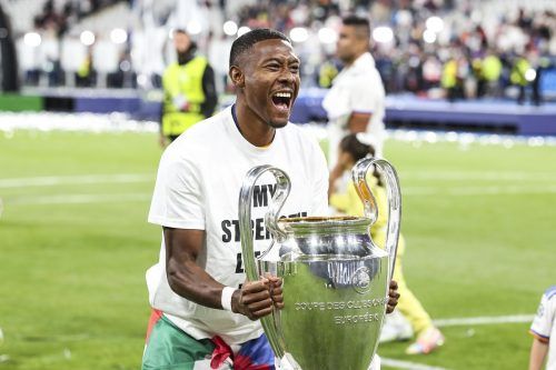 Er durfte die Trophäe zum dritten Mal stemmen: David Alaba. GEPA