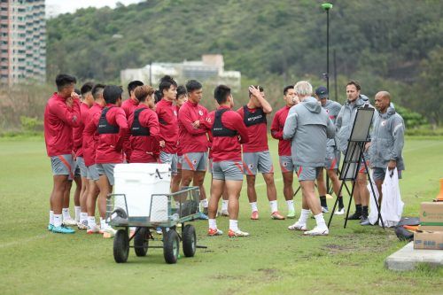 Ex-Altach-Cotrainer Wolfgang Luisser ist nunmehr als Assistenztrainer des Norwegers Jörn Andersen (kleines Bild links) beim Nationalteam Hongkong im Einsatz. 