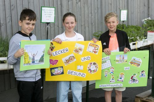 Fatih, Ida und Fabio von der Volksschule Dorf in Lauterach sind als Jausentiger und Schoolwalker unterwegs. VLK