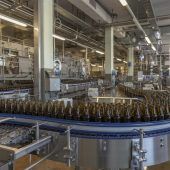 Auswirkungen des Ukrainekriegs: Nachschub an Bier­flaschen ist in Gefahr. »D1