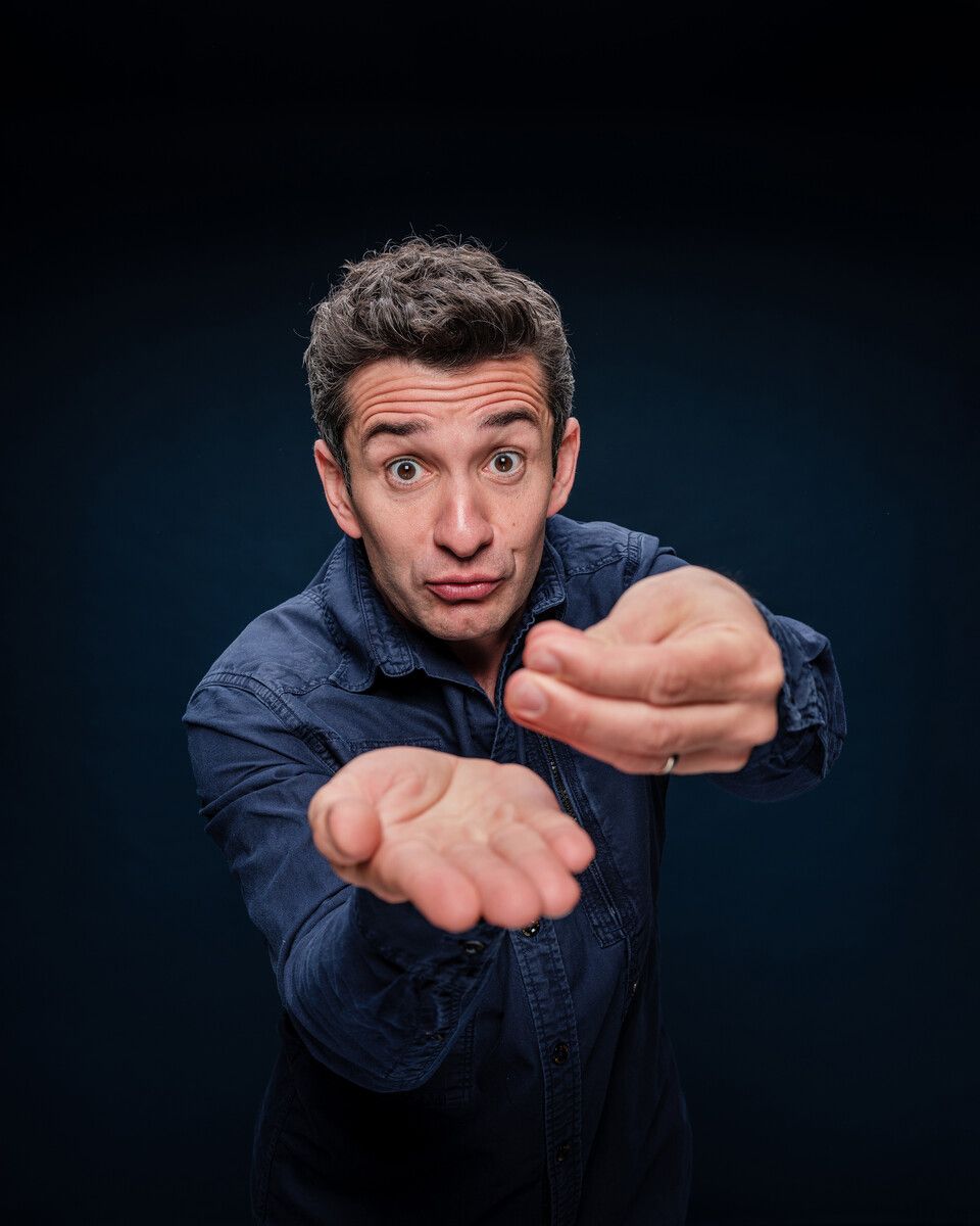 „Sonderklasse“ bedeutet gute 90 Minuten Kabarettprogramm ohne Abstriche, das kein Auge trocken lässt.
              
              Stefan Gergely