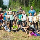 Firmlinge pflanzten Wald