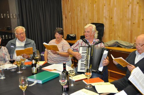 Franz Josef Pühringer lädt zum gemeinsamen Singen und begleitet mit seiner Handorgel die Gesangsbegeisterten.  HAB