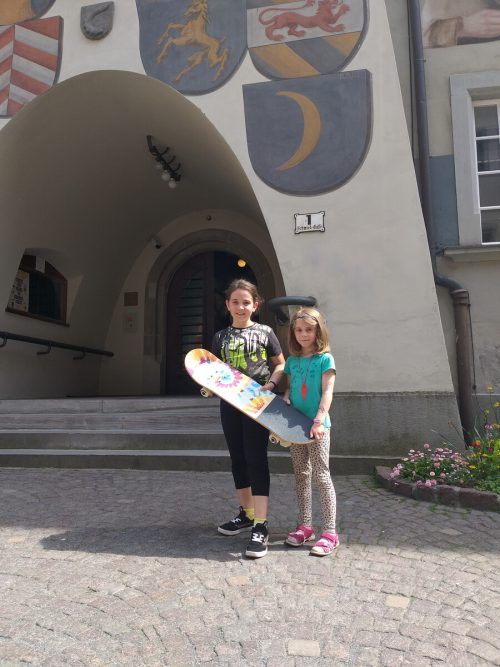 Für ihren Einsatz gab es für Klara Frick ein Skateboard.  Stadt Feldkirch